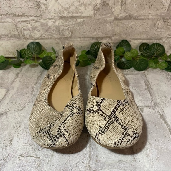 Vince Camuto Leather Snake Skin Patterned Slip On Flats Size 7.5 M - Picture 2 of 6